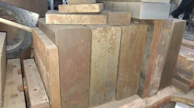 Eski paslı metal boru