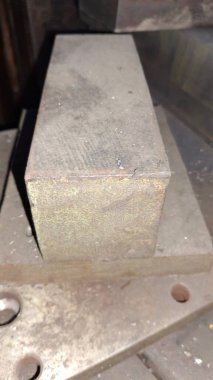 Farklı şekillerde metal levhalar.