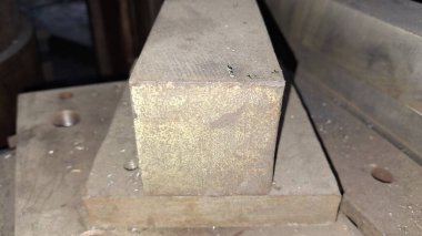 Bir sürü odunu ve odunu olan ahşap bir masa.