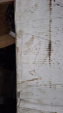 Beyaz arkaplanı olan eski ahşap masa.