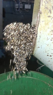 Çok farklı şekillerde metal bir zincirin yakın plan görüntüsü.