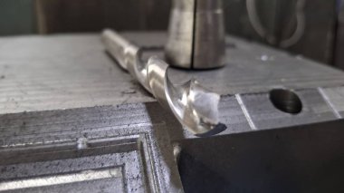 Bir sürü aleti olan metal ve metal borular.