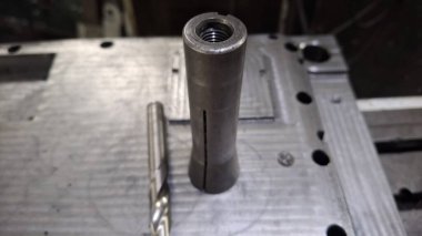 Beyaz arka planı olan metal bir boru.