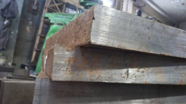 Farklı şekillerde metal borular.