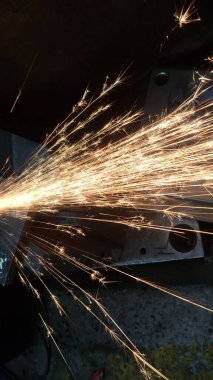 Bir fabrikada kıvılcım.