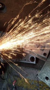 Metal bir boruya yakın.