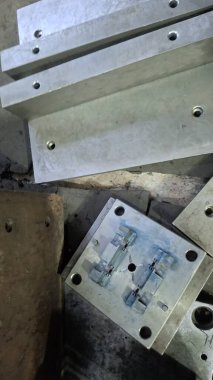 Atölyedeki makinenin metal parçası.