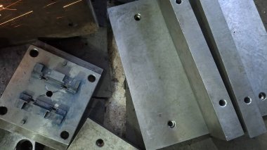 Metal parçalı çelik levha.