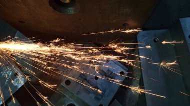 Koyu arkaplanda metal bir boru