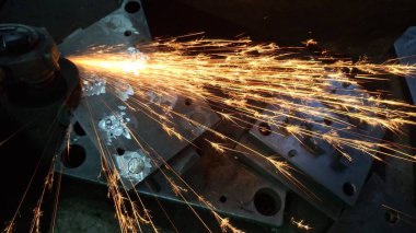 Metalde kıvılcımlar, kıvılcımlar ve yılbaşı