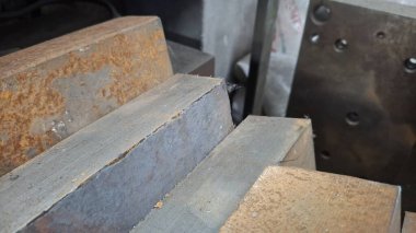 Eski paslı metal boru