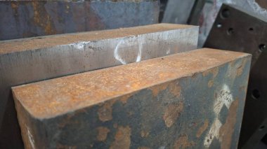 Şehirdeki eski ahşap masa.