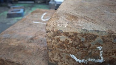 Metal desenli metal bir plaka.