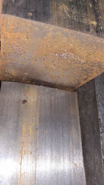 Metal bir plakaya yakın.