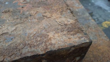 Metal bir yüzeye yakın