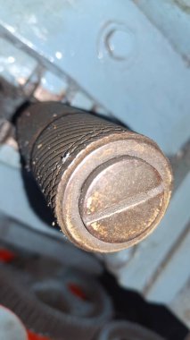 Bir sürü suyu olan eski metal bir boru.