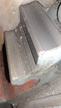 Farklı boyutlarda metal plaka.