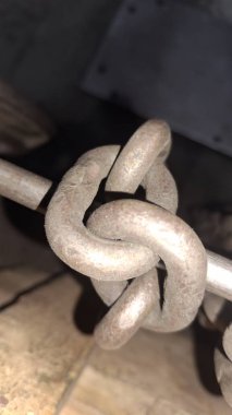 Arka planda eski paslı metal zincir