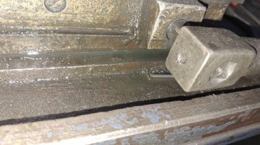 Eski paslı metal boru