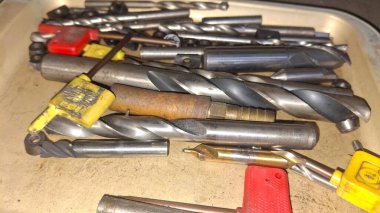 metal ve paslı araçlar