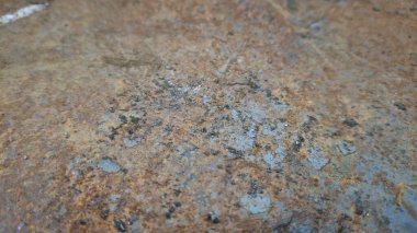 Çizik ve lekeli paslı metal doku.