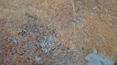 Çatlakları ve çizikleri olan eski bir duvarın dokusu arka plan olarak kullanılabilir.