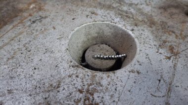 Metal bir boruya yakın.