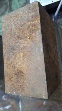 Binanın çatısında metal bir boru var.