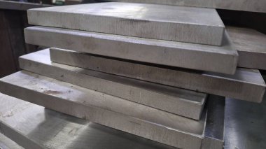 Piyasada bir yığın tahta çubuk