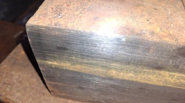 Tahta ve paslı metal plakalı.