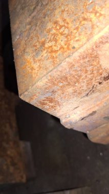 Eski paslı metal boru