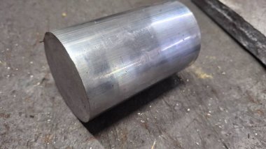 Siyah arkaplanda metal sapı