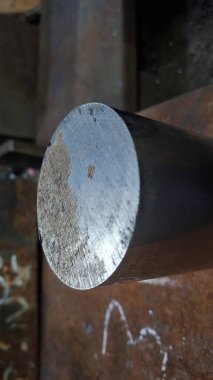 Yerde metal boru var.