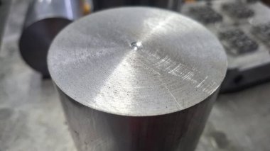 Tahta bir fıçıya yakın.