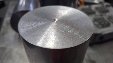 Beyaz arka planı olan metal bir boru.