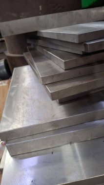 Metal ürünler deposundaki paketlerin metal profil açısı