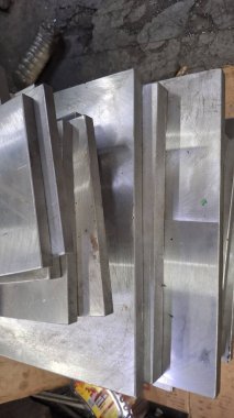 Yerde metal saplı metal levha.