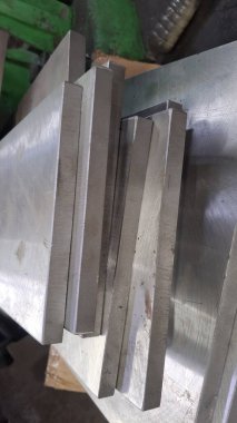 Depodaki metal profil borusu, dikdörtgen şeklindeki çelik parçası. metal ürünlerinin metal ürünleri