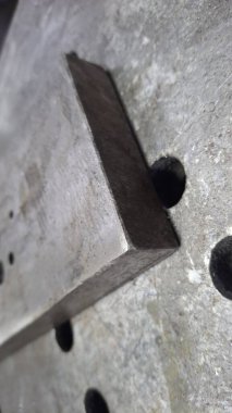 Siyah saplı metal plaka.