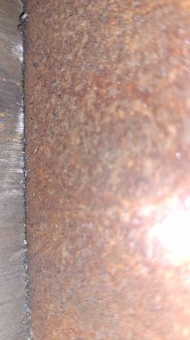 Bir sürü suyla paslı çelik boru.