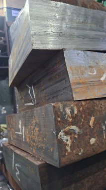 Depodaki eski ahşap doku.