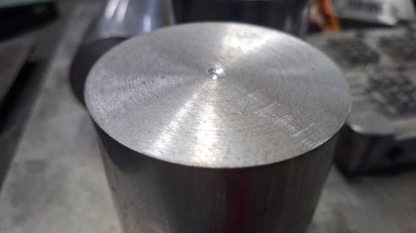 Beyaz arkaplanda metal bir sayfa