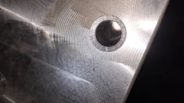 Beyaz arka planı olan metal bir plaka.