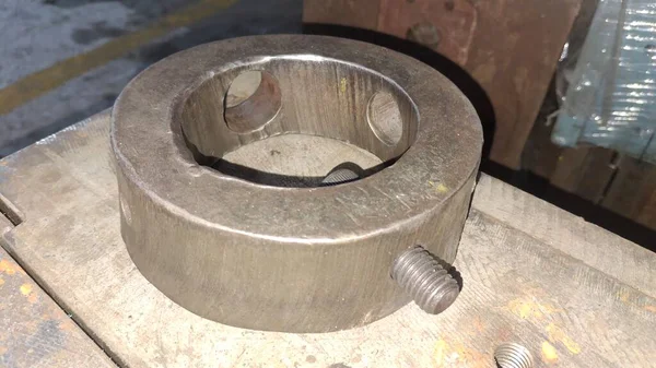 Metal bir plakaya yakın.