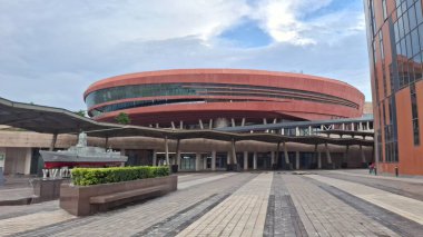 Şehrin modern binası