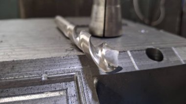 Metal bir plakaya yakın.