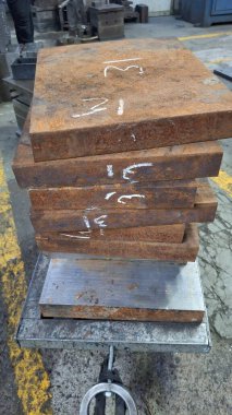 Bir sürü metalli çelik levha.