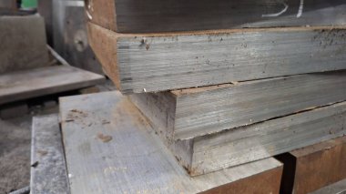 Depodaki paketlerde metal profil açısı