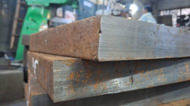 Büyük bir tahta parçasıyla ahşap bir masa.