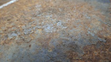 Arkaplanı ve çizikleri olan paslı metal dokusu.